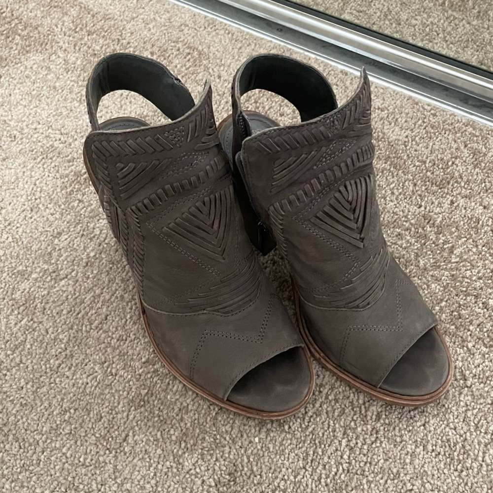 Cute detailed open toed Vince Camuto shoes